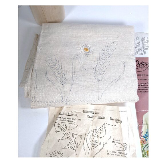 Vintage Paragon 1977 Needlecraft Stamped Tablecloth "CONTADA" 59"x90" Oval - Picture 4 of 4